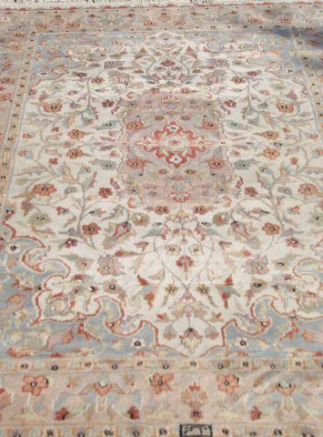 null PAKISTAN Tapis en laine et soie, à décor de végétaux sur fond beige. 195 x 125...