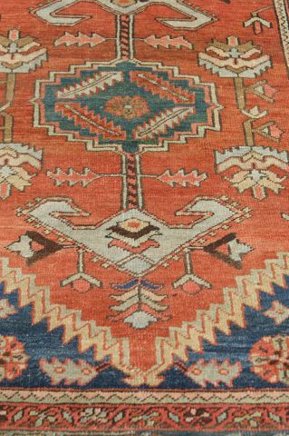 null IRAN Tapis en laine, à décor géométrique sur fond oranger. 175 x 112 cm