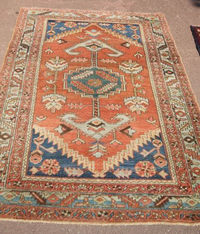 null IRAN Tapis en laine, à décor géométrique sur fond oranger. 175 x 112 cm