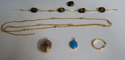 null Lot de débris de bijoux en or jaune : collier orné de perles, alliance, médaillons...