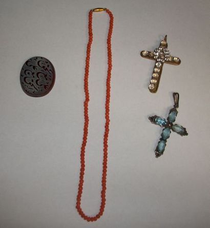 null Lot comprenant deux pendentifs en forme de croix (un en argent, poids brut :...