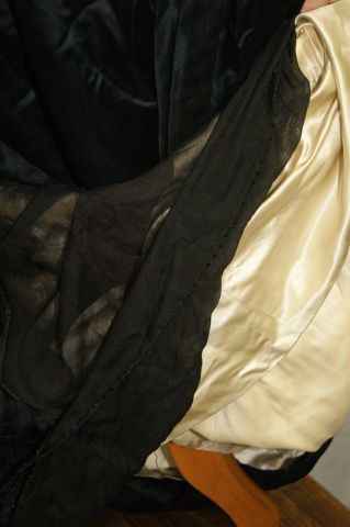 null AMELIE PARIS Robe en taffetas beige recouverte de soie noire brodée de perles...