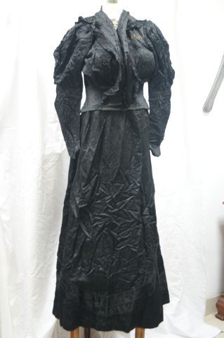 null Mme LOUISE Ensemble formant robe en taffetas noir comprenant une jupe en taffetas...