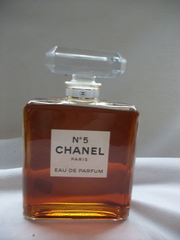 null CHANEL "N°5" Eau de parfum. 450 ml (haut.: 18 cm)