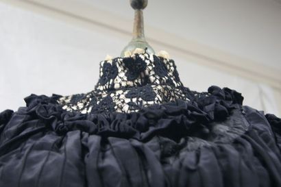 null Mme MAIRE (Saint-Germain en Laye) Ensemble formant robe en taffetas noir comprenant...