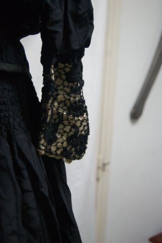 null Mme MAIRE (Saint-Germain en Laye) Ensemble formant robe en taffetas noir comprenant...
