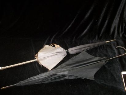 null Lot de deux ombrelles, manches en bois noirci et métal argenté. 82-85 cm (u...
