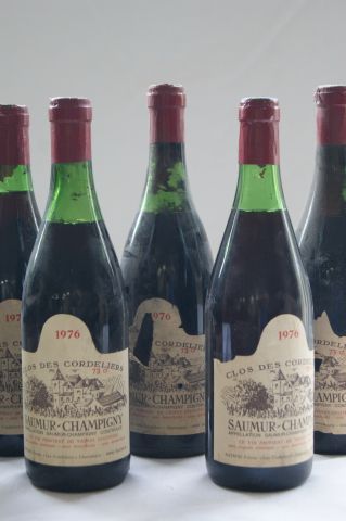 null 9 bouteilles de SAUMUR CHAMPIGNY clos des cordeliers , 1976. 73 cm . Lb ( esa...