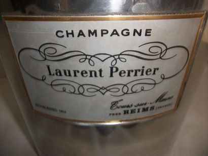 null Lot comprenant quelques mignonnettes et un seau à champagne "Laurent Perrier"...