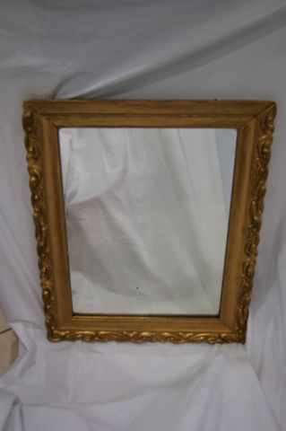 null Miroir en bois sculpté, stuqué et doré. 66 x 52 cm (ancien, redoré)