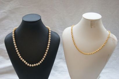 null Petit lot de bijoux fantaisie, comprenant un collier en métal doré, un collier...