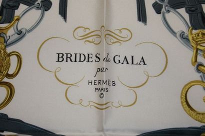 null HERMES Carré en soie "Bride de gala" 89 x 89 cm TBE. Dans sa boîte (petite tache...