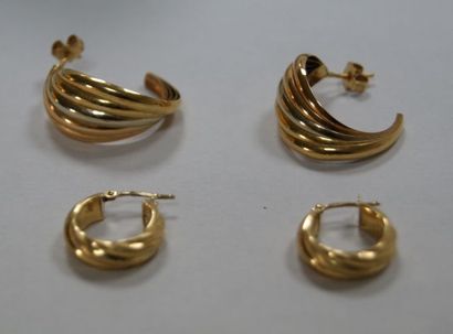 null Ensemble de deux paire de boucles d'oreilles en or jaune 18K. Poids : 5,43 ...