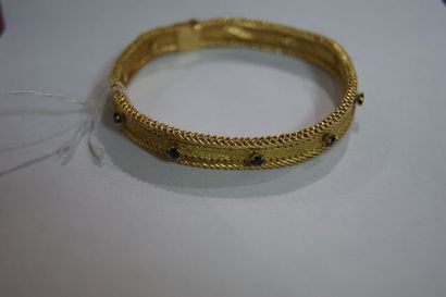 null Bracelet en or jaune 18K, à décor de petits saphirs. Poids brut : 29,62 g Dans...