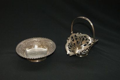 null TIFFANY'S Vide-poche en argent. On y joint un panier en argent, style Art nouveau....