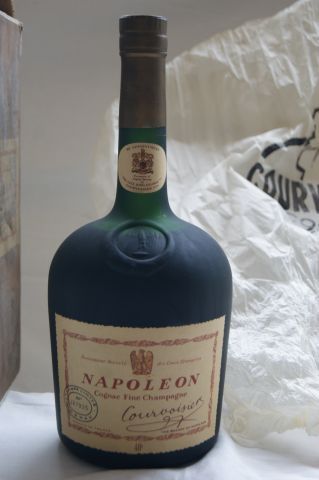 null 1 bouteille de cognac Courvoisier, "Napoléon". Haut.: 30 cm Dans sa boîte.