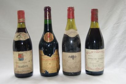null Lot de 4 bouteilles : 1 de Côtes du Rhône 1995 (étiquette arrachée), 1 de Pinot...