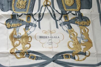 null HERMES Carré de soie "Brides de gala", bordures roses. 85 x 85 cm TBE.