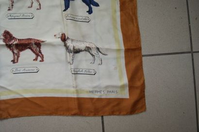 null HERMES Carré de soie, figurant des chiens de chasses. 85 x 85 cm (taches, u...