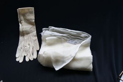 null Lot comprenant une écharpe en soie (180 x 74 cm) et une paire de gants en tissu...