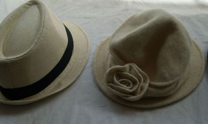 null Lot de 5 chapeaux, dont 2 en paille, un borsalino, en laine, un en feutre. Tour...