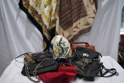 null Lot de sacs à mains (tissu, simili) et de foulards.