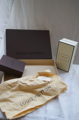 null Louis VUITTON Lot d'emballages : 2 boîtes, 1 pochon. On y joint une boîte Joe...
