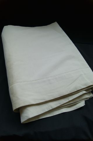 null Drap en coton blanc bordure ajourée (220 x320 cm). BE mais légères taches.