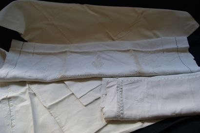 null Lot de 4 taies d'oreillers en coton blanc, certaines brodées. 70 x 70 cm (e...