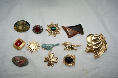 null Lot de bijoux fantaisie, comprenant 12 broches en métal doré et résine. Dont...