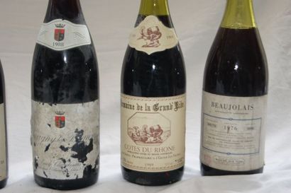 null Lot de 6 bouteilles : 1 de Savigny-les-Beaune 1988, 1 de Beaujolais 1976, 1...