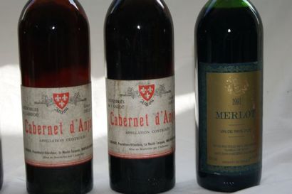 null Lot de 5 Bouteilles de vin rouge comprenant 2 bouteilles de Cabernet d’Anjou...