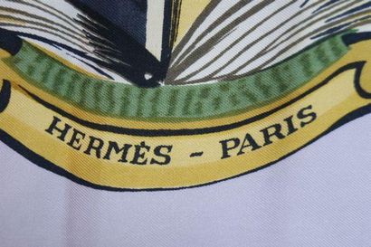 null HERMES Carré en soie «Manufacture de sellerie ». 89 x 89 cm. (taches en haut...