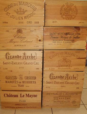 null VINS Lot de 10 caisses en bois dont Château Margaux, Saint Julien, Château Yquem...