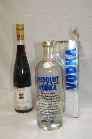 null Lot de 2 bouteilles d'alcools : 1 de vodka Absolut (dans sa boîte en carton)...