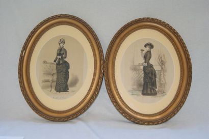 null Paire de lithographies, figurant des élégantes. Beaux endrements en bois doré....