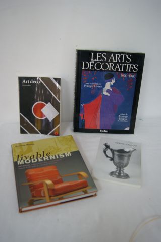 null Lot de 4 livres sur les Arts décoratifs :"L'Art Déco", "Etains anciens", "Livable...