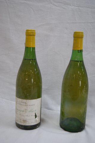 null 2 bouteilles de Bourgogne aligoté, Chateau Pelletier, 1979 (manque 1 étique...