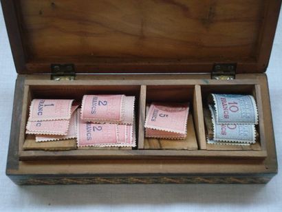 null Boîte à timbres en bois marqueté, à décor de lambrequins, contenant des timbres...