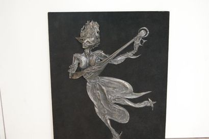 null Chantal WOLKOFF (née en 1949) "Musicienne" Bas relief en étain. Haut.: 50 cm...