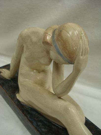 null GUERO " Nu féminin" sculpture en céramique craquelé . Sur socle en céramique...