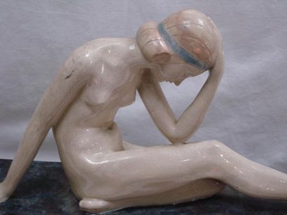 null GUERO " Nu féminin" sculpture en céramique craquelé . Sur socle en céramique...