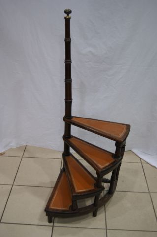 null Escalier de bibliothèque en bois de placage et cuir. Haut.: 108 cm
