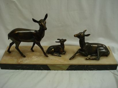 null M.LEDUCQ (1879-1955) " les biches" sculpture à patine doré sur socle en onyx...