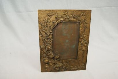 null Important cadre à poser en bronze, à décor de végétaux. Epoque Art nouveau....