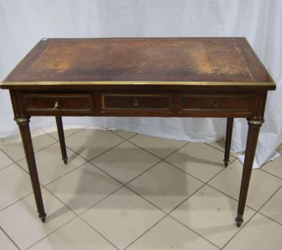 null Petit bureau en bois de placage, dessus de maroquin en cuir. Style Louis XVI....