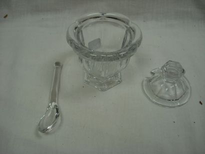 null BACCARAT Moutardier en cristal, modèle Harcourt. Haut.: 11 cm Avec sa cuill...