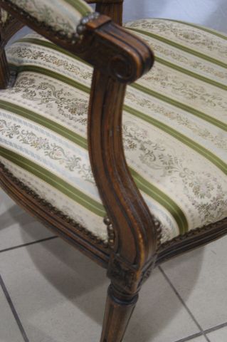 null Paire de fauteuils en bois naturel. Style Louis XVI. Garniture de tissu fle...