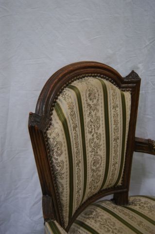 null Paire de fauteuils en bois naturel. Style Louis XVI. Garniture de tissu fle...