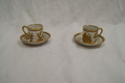 null DELVAUX (Paris) Paire de tasses miniatures et leurs sous-tasses en porcelaine...